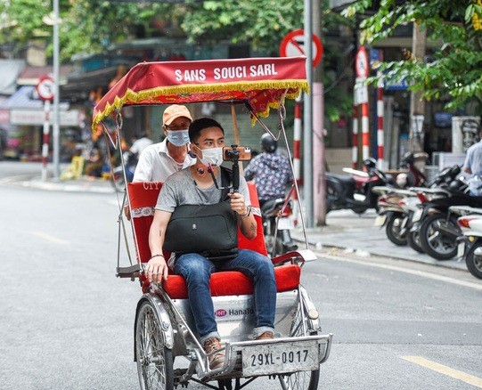 Để tăng tính trải nghiệm và tạo sự hứng khởi cho tour, trên hành trình dẫn du khách tham quan, anh Hoàng sử dụng phương tiện xích lô, xe ôm, những phương tiện gắn liền với lịch sử phát triển đời sống xã hội của người Hà Nội. (Nguồn ảnh: vietgiaitri.com)